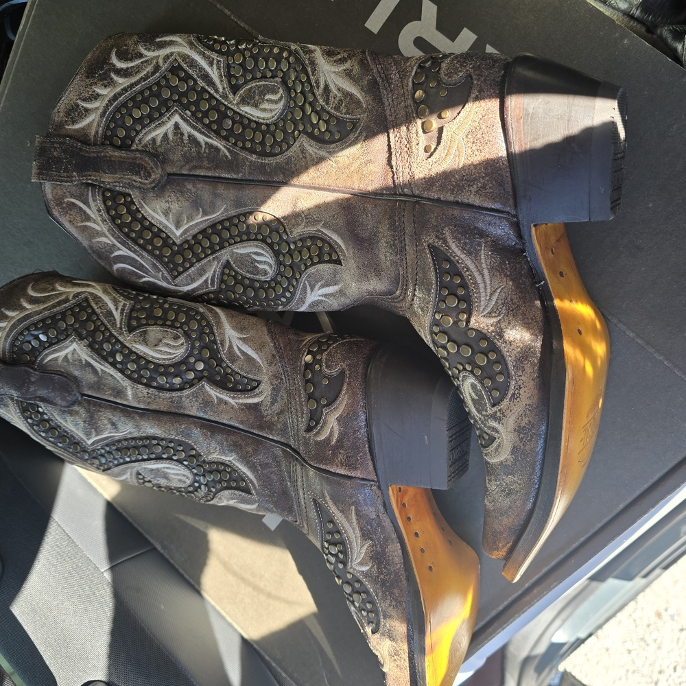 Brown Western Boots with Embroidered Design